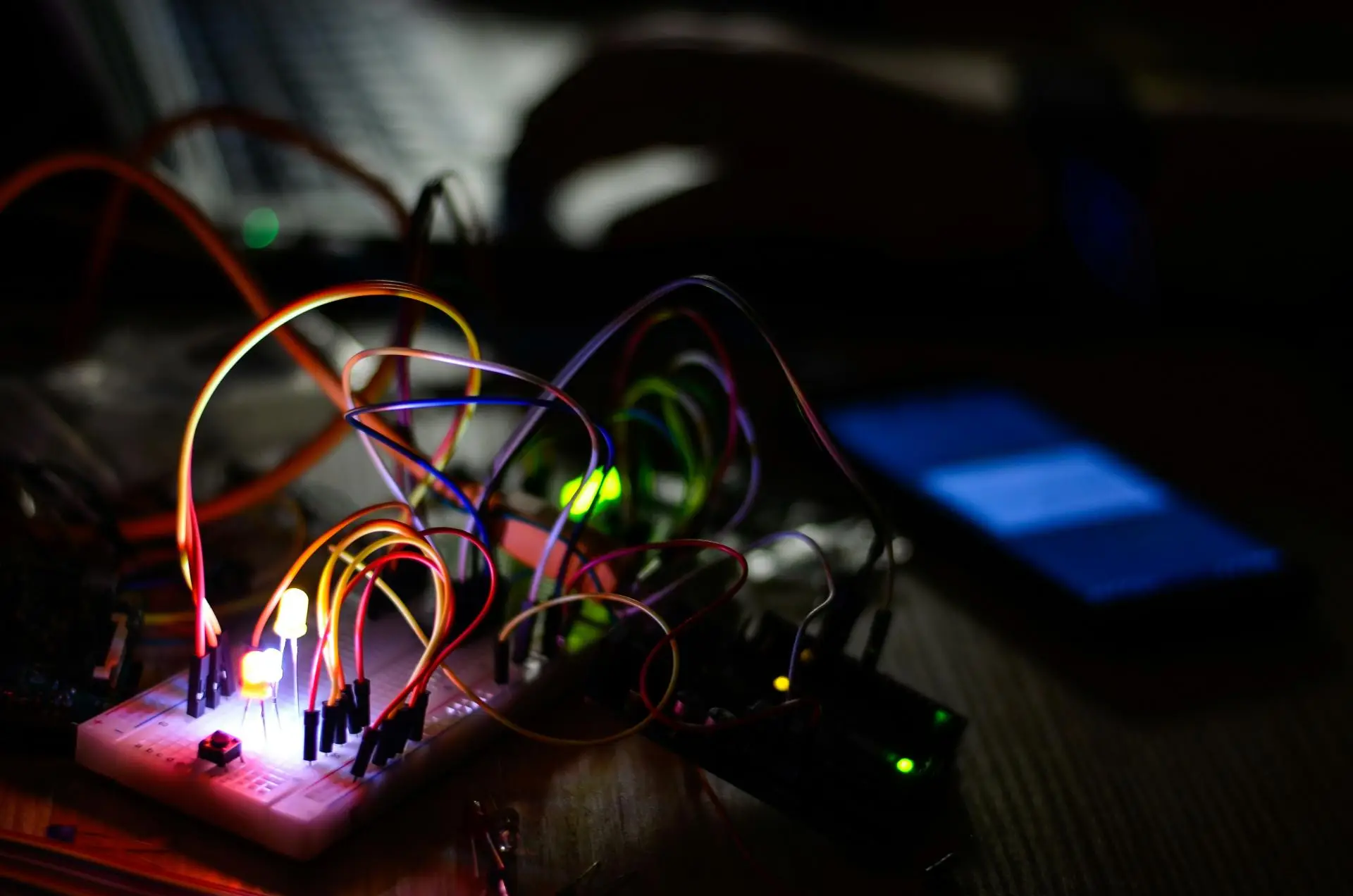 Image from Understanding the difference between constant current and constant voltage LED drivers article